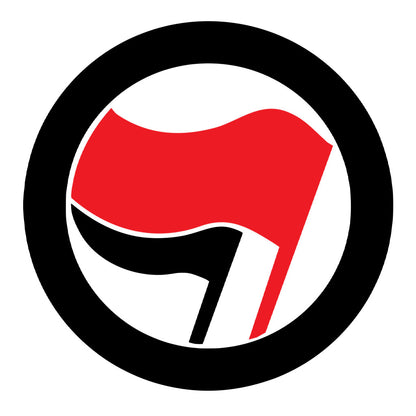 Símbolo pequeno na altura do peito à direita da Ação Antifascista. Uma bandeira menor e outra maior envoltas por um círculo. 