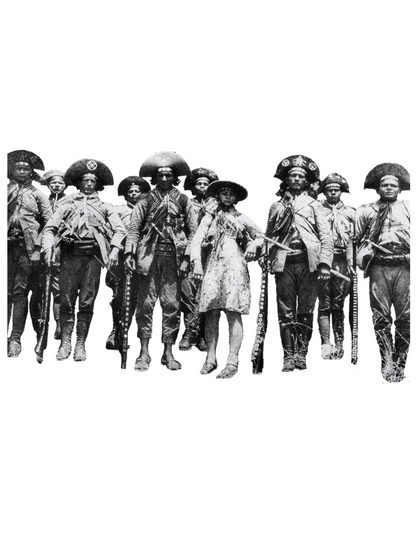  foto em preto e branco do bando de cangaceiros de Lampião com Lampião e Maria Bonita no meio
