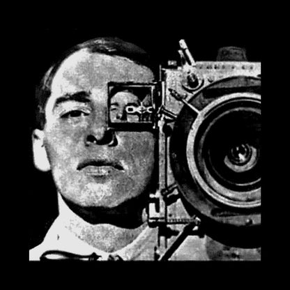 Estampa: Homem com camera de filmar dos anos 1920/1930 na mão.
