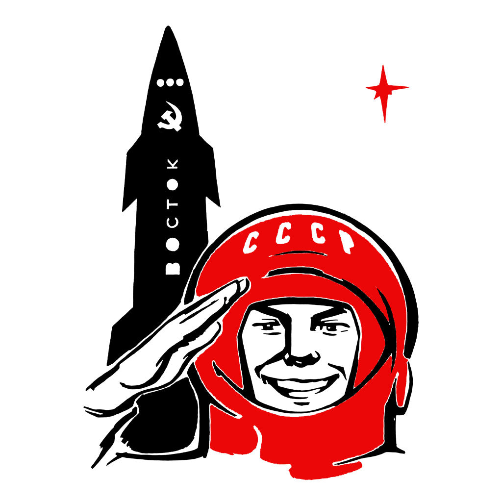 Um cosmonauta soviético faz saudação militar. Ao fundo à esquerda um foguete com a imagem da foice e martelo encravada na sua ponta. No capacete do cosmonauta está escrito CCCP, URSS em russo. Uma estrela à direita encima compõe a imagem.