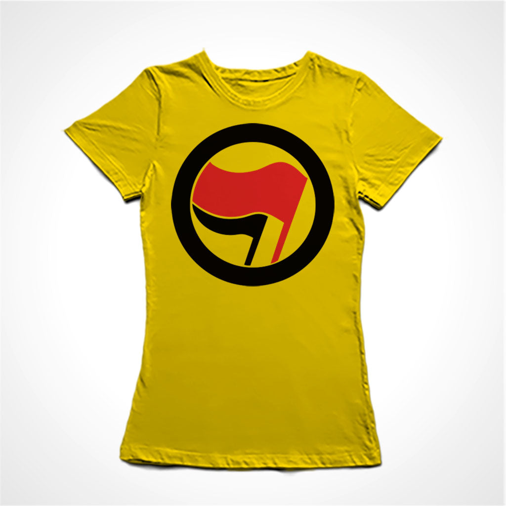 Camiseta Baby Look Símbolo da Ação Antifascista. Uma bandeira menor e outra maior envoltas por um círculo. 