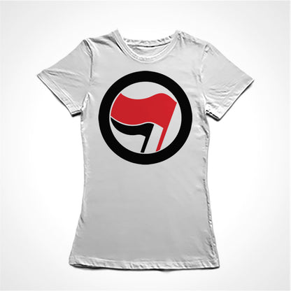 Camiseta Baby Look Símbolo da Ação Antifascista. Uma bandeira menor e outra maior envoltas por um círculo. 