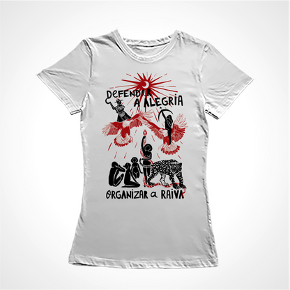 Camiseta Baby Look Estampa:  Mulheres harmonizam com animais sobre o mote “defender a alegria” em cima e “organizar a raiva” embaixo. As mulheres representam povos originários, suas ferramentas e relação com o meio ambiente. Quatro mulheres, uma cobra e uma onça embaixo, acima duas mulheres encima de pássaros. Todos olham pra um sol/lua que irradia luz.