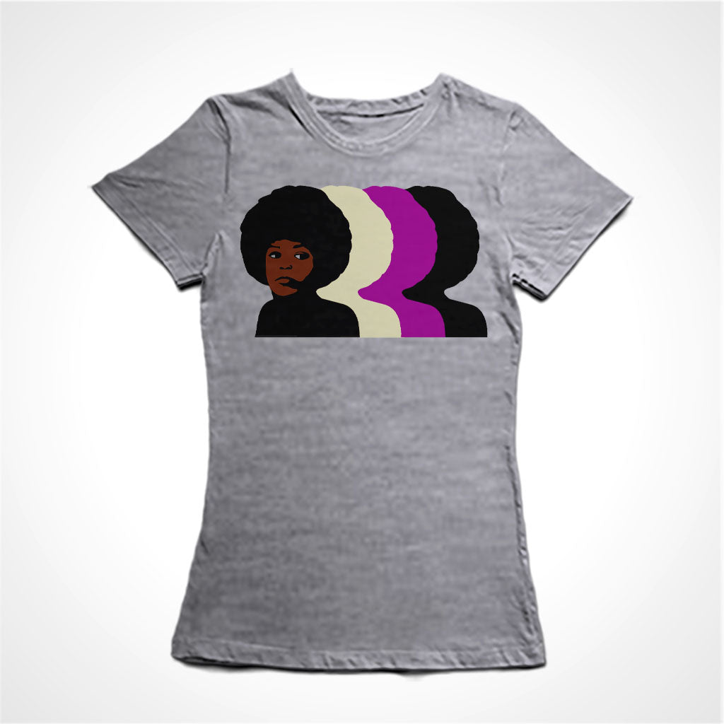 Camiseta Baby Look Estampa:  Angela davis de perfil com três cópias coloridas do seu perfil por trás 1a direita.