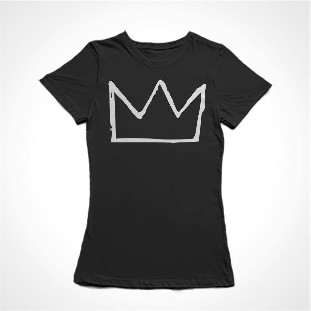 Camiseta Baby Look Estampa:  Ilustração de uma coroa ao estilo construído por Jean-Michel Basquiat.