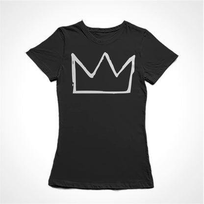 Camiseta Baby Look Estampa:  Ilustração de uma coroa ao estilo construído por Jean-Michel Basquiat.