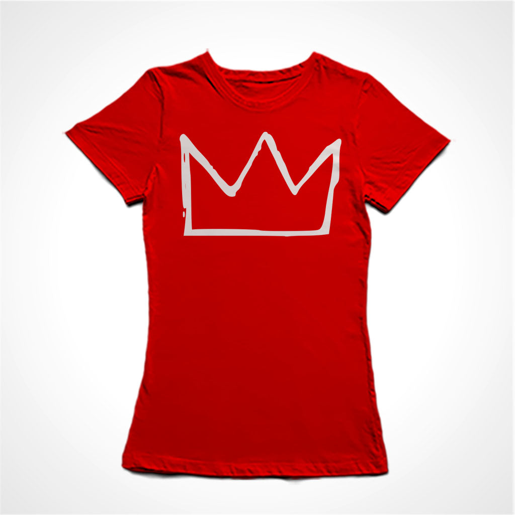 Camiseta Baby Look Estampa:  Ilustração de uma coroa ao estilo construído por Jean-Michel Basquiat.