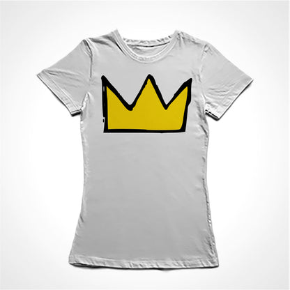 Camiseta Baby Look Estampa:  Ilustração de uma coroa ao estilo construído por Jean-Michel Basquiat.