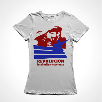 Camiseta Baby Look Estampa: Acima Camilo Cienfuegos e Fidel Castro abraçados. No meio três listras e uma estrela sobrepõe um pouco o desenho acima. Embaixo está escrito REVOLUCION e embaixo: Inspiracion y esperanza