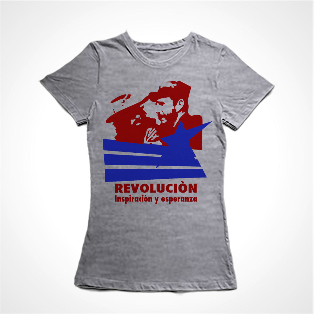 Camiseta Baby Look Estampa: Acima Camilo Cienfuegos e Fidel Castro abraçados. No meio três listras e uma estrela sobrepõe um pouco o desenho acima. Embaixo está escrito REVOLUCION e embaixo: Inspiracion y esperanza