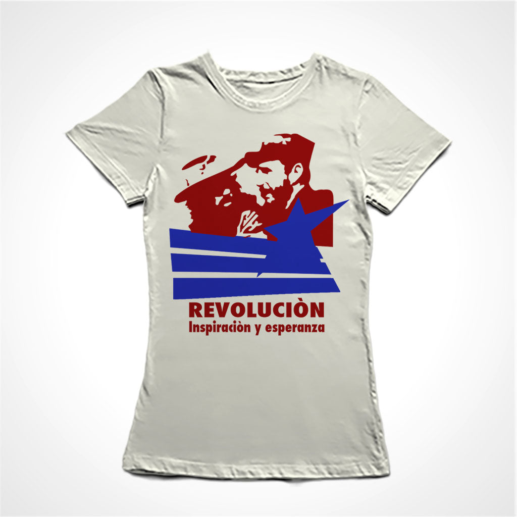 Camiseta Baby Look Estampa: Acima Camilo Cienfuegos e Fidel Castro abraçados. No meio três listras e uma estrela sobrepõe um pouco o desenho acima. Embaixo está escrito REVOLUCION e embaixo: Inspiracion y esperanza