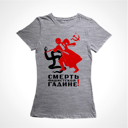 Camiseta Baby Look Estampa:  À esquerda no topo um foice e martelo com uma estrela encima. No meio o desenho de um soldado soviético golpeando com uma baioneta uma cobra em formaato de suástica. Abaixo o texto em russo: destrua a besta nazista.