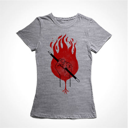 Camiseta Baby Look Estampa: Punho cerrado com um lápis na mão sobrepostos à uma raiz e um círculo de fogo.