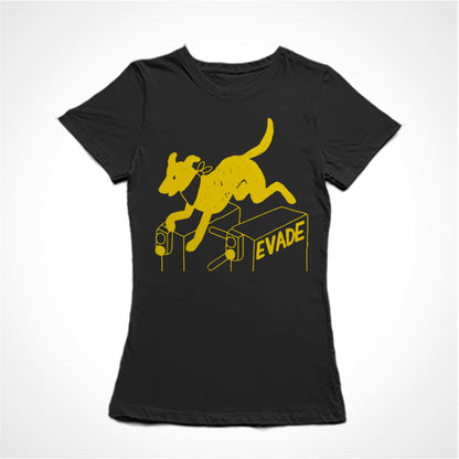 Camiseta Baby Look Estampa:   Cachorro com lenço no pescoço pula uma catraca de transporte público, onde está escrito: “EVADE”