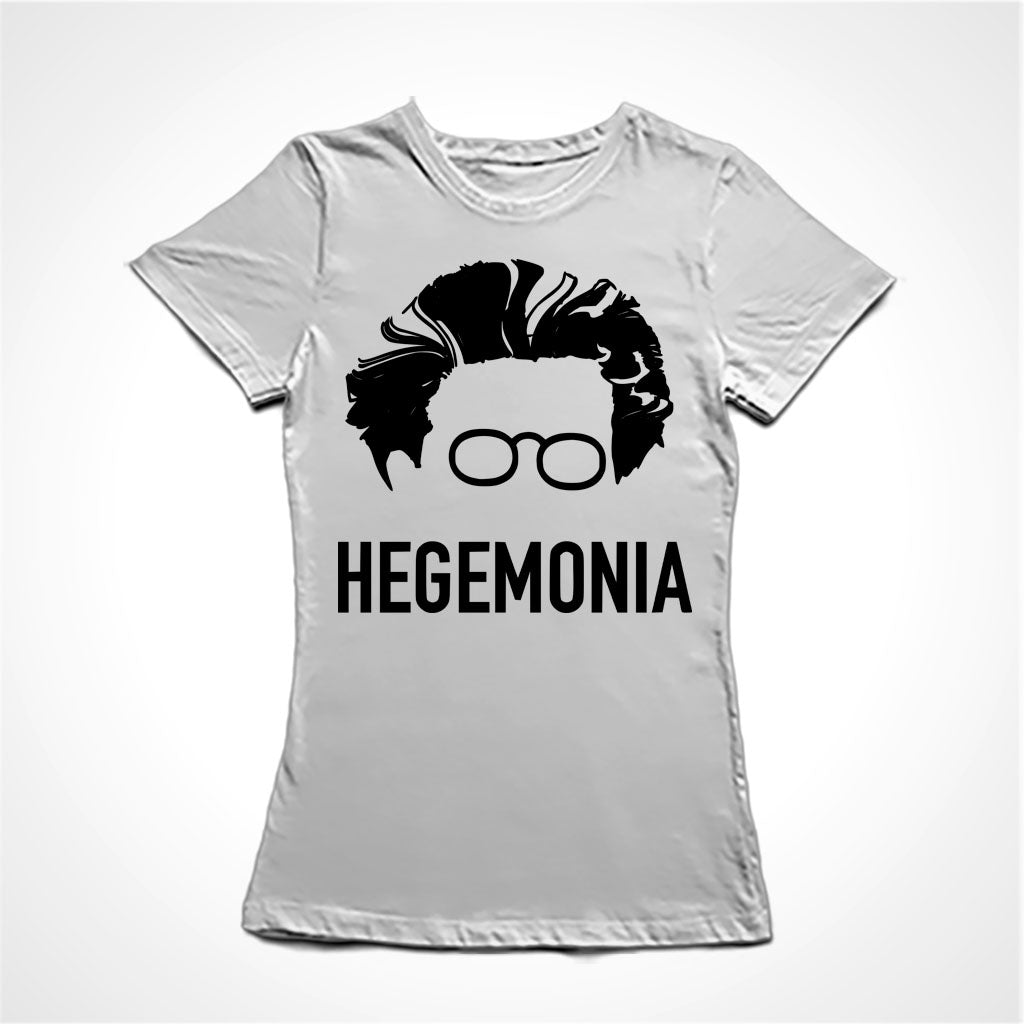 Camiseta Baby Look Estampa:  Cara de Antonio Gramsci desenhada apenas com o cabelo e seu óculos redondos. Abaixo está escrito: HEGEMONIA