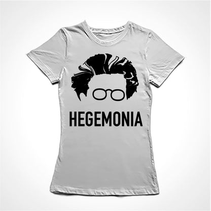 Camiseta Baby Look Estampa:  Cara de Antonio Gramsci desenhada apenas com o cabelo e seu óculos redondos. Abaixo está escrito: HEGEMONIA