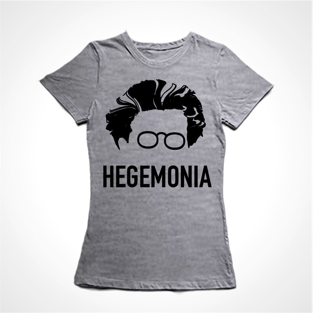 Camiseta Baby Look Estampa:  Cara de Antonio Gramsci desenhada apenas com o cabelo e seu óculos redondos. Abaixo está escrito: HEGEMONIA