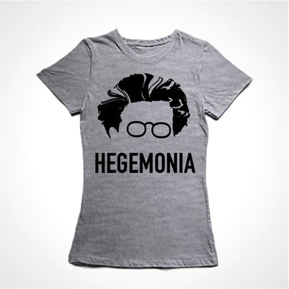 Camiseta Baby Look Estampa:  Cara de Antonio Gramsci desenhada apenas com o cabelo e seu óculos redondos. Abaixo está escrito: HEGEMONIA