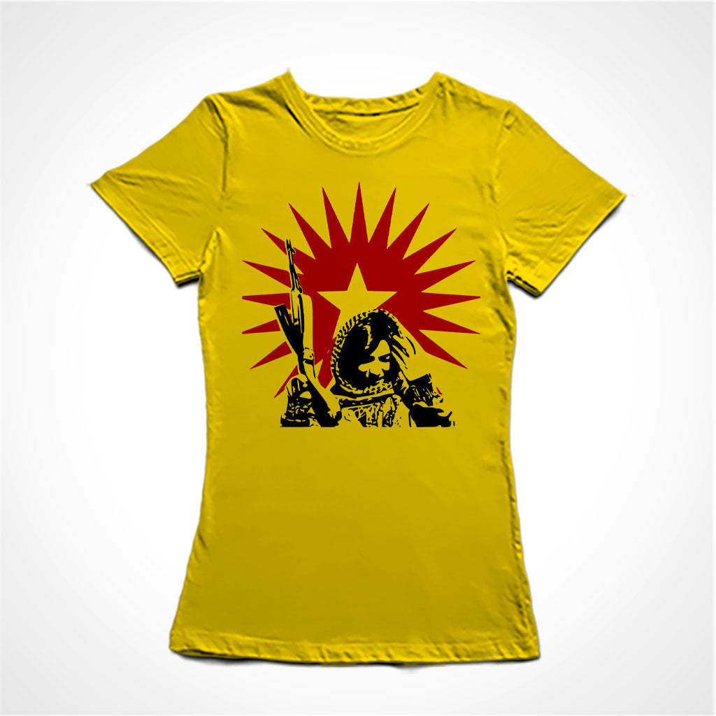 Camiseta Baby Look Estampa: Uma guerrilheira kurda com arma em riste sobrepõem um sol que irradia com uma estrela no meio.