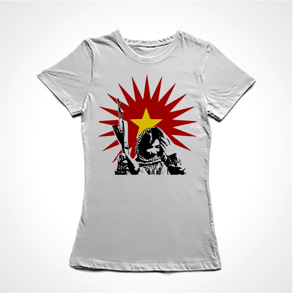 Camiseta Baby Look Estampa: Uma guerrilheira kurda com arma em riste sobrepõem um sol que irradia com uma estrela no meio.