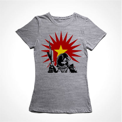 Camiseta Baby Look Estampa: Uma guerrilheira kurda com arma em riste sobrepõem um sol que irradia com uma estrela no meio.
