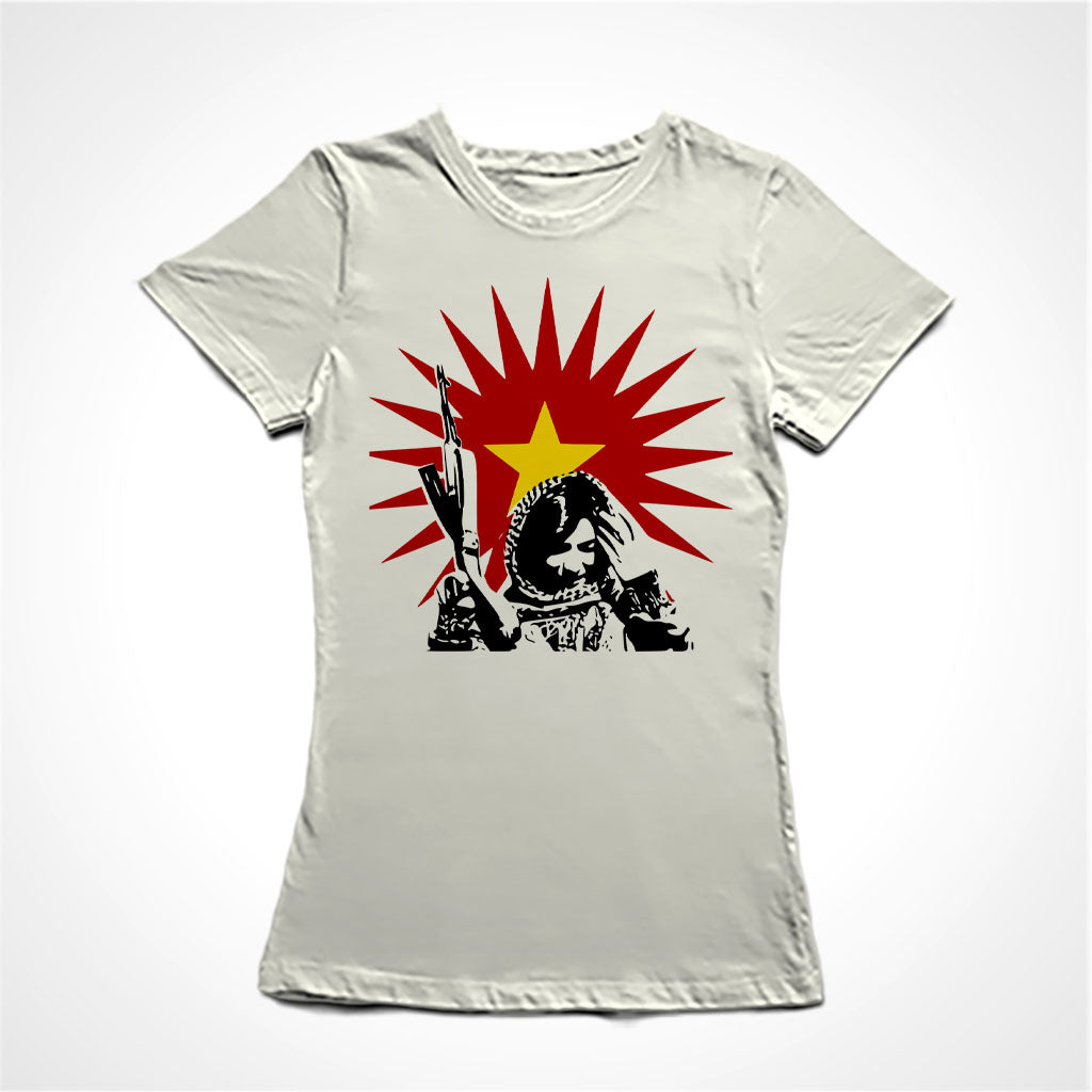 Camiseta Baby Look Estampa: Uma guerrilheira kurda com arma em riste sobrepõem um sol que irradia com uma estrela no meio.