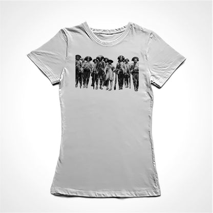 Camiseta Baby Look Estampa:  foto em preto e branco do bando de cangaceiros de Lampião com Lampião e Maria Bonita no meio.