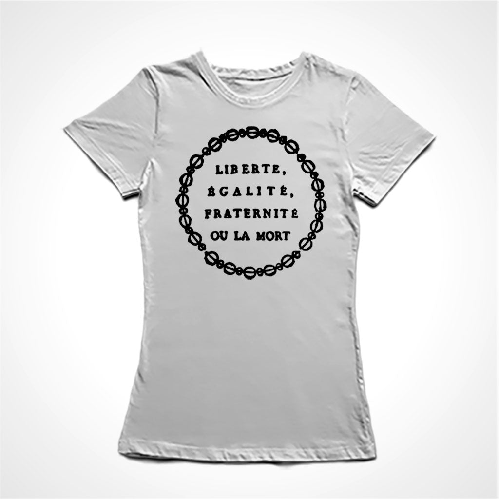 Camiseta Baby Look Estampa:  insígnia da Revolução Francesa. texto com os dizeres em francês: Liberte, Egalite, Fraternite ou La Mort. Truz: Liberdade, Igualdade, Fraternidade ou a Morte. Fios transados circulam o texto.