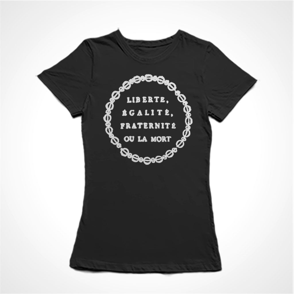 Camiseta Baby Look Estampa:  insígnia da Revolução Francesa. texto com os dizeres em francês: Liberte, Egalite, Fraternite ou La Mort. Truz: Liberdade, Igualdade, Fraternidade ou a Morte. Fios transados circulam o texto.