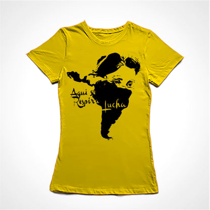 Camiseta Baby Look Estampa:  Mapa da América Latina em formato de cara de mulher com lenço no rosto. Ao lado recorte da música Latinoamerica: Aqui se respira lucha.