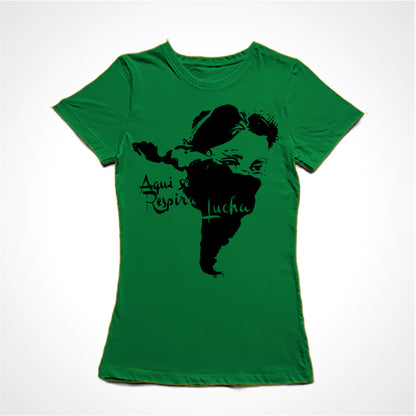 Camiseta Baby Look Estampa:  Mapa da América Latina em formato de cara de mulher com lenço no rosto. Ao lado recorte da música Latinoamerica: Aqui se respira lucha.