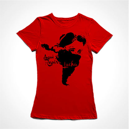 Camiseta Baby Look Estampa:  Mapa da América Latina em formato de cara de mulher com lenço no rosto. Ao lado recorte da música Latinoamerica: Aqui se respira lucha.