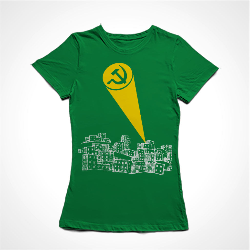 Camiseta Baby Look Estampa: Cidade aos pés da montanha com jato de luz no céu com formato de foice e martelo, ao estilo batman.