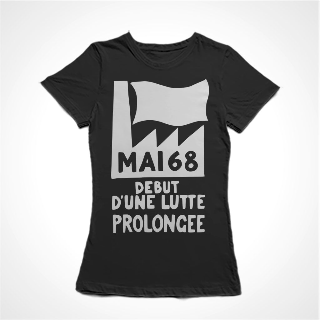 Camiseta Baby Look Estampa: Uma fábrica com bandeira flamulando. Encima da fábrica o texto: “MAI 68”. Abaixo está escrito: “debut d’une lutte prolongee” Tradução: Maio de 1968. Começo de uma luta prolongada.