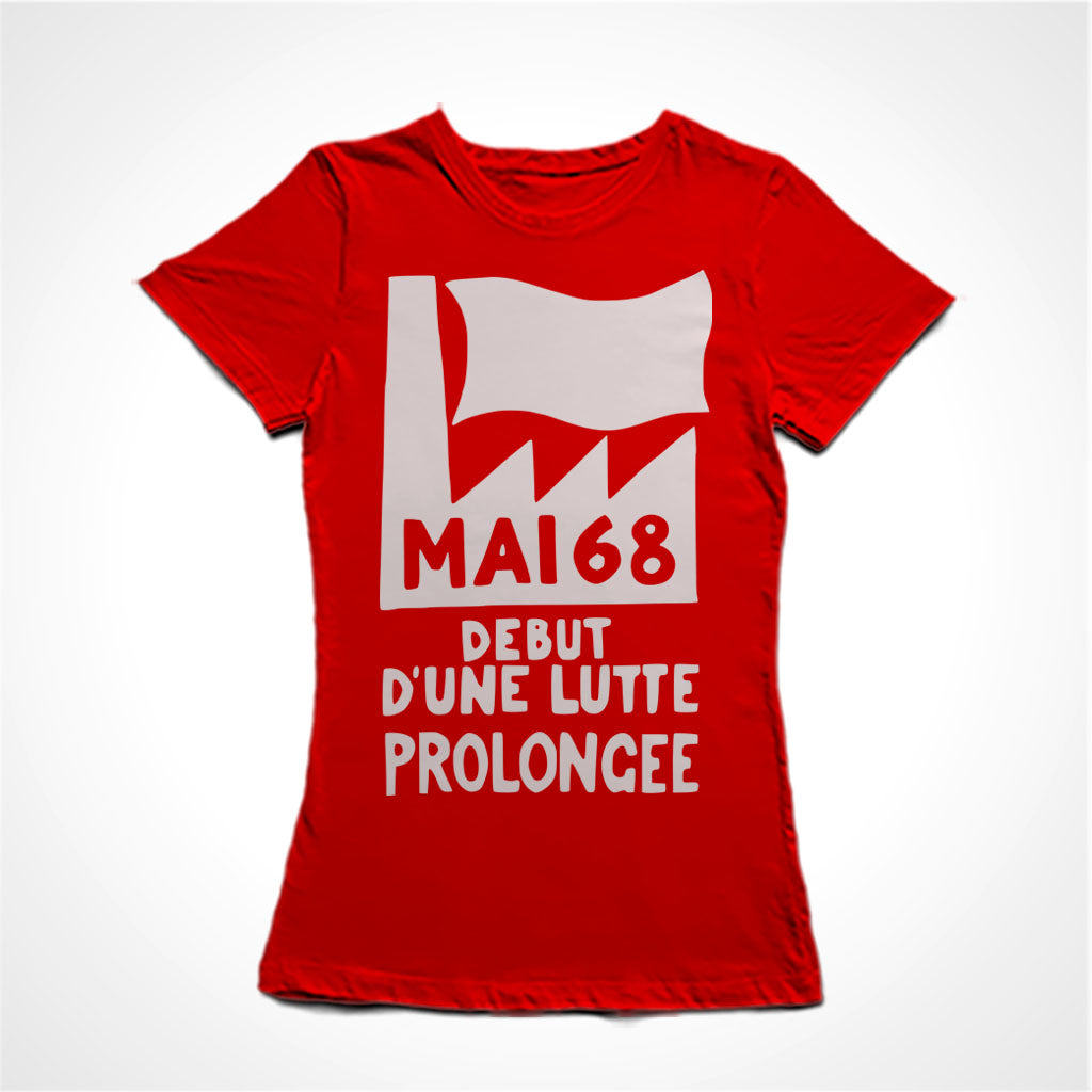 Camiseta Baby Look Estampa: Uma fábrica com bandeira flamulando. Encima da fábrica o texto: “MAI 68”. Abaixo está escrito: “debut d’une lutte prolongee” Tradução: Maio de 1968. Começo de uma luta prolongada.