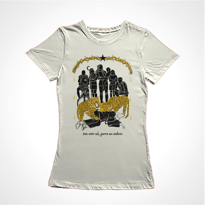 Camiseta Baby Look Estampa:Moldura superior com espinhos e uma estrela preta no meio. Seis personagens são apresentados num arco: o entregador de delivery com uma camiseta do PT, uma agricultora com uma foice, uma mulher de dreads com uma criança de colo, uma indígena de braços cruzados e um rapaz agachado sem camisa. Eles assistem duas onças atacarem um executivo com chapéu da ku klux klan. Detalhe pra cruz de ferro na sua meia. Abaixo está escrito: paz entre nós, guerra aos senhores.