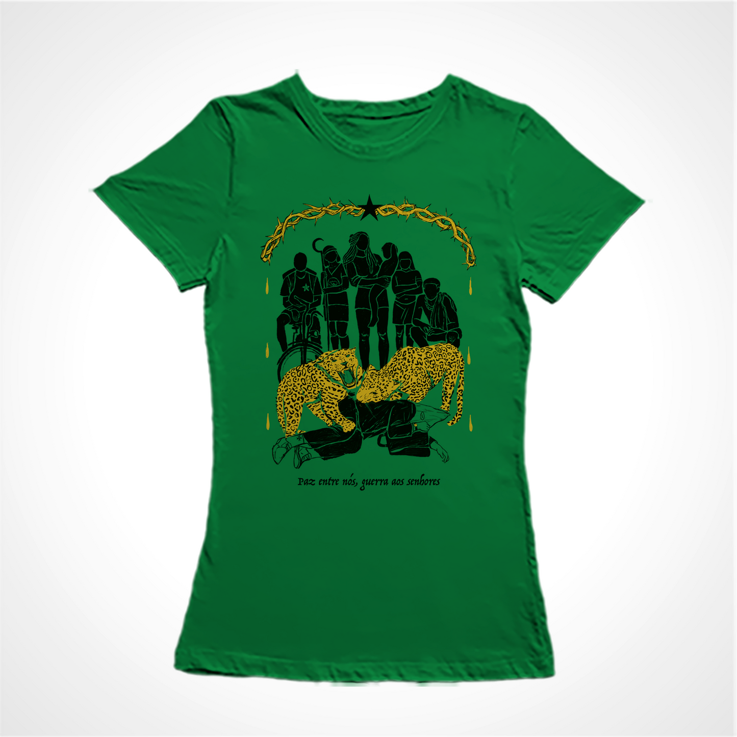 Camiseta Baby Look Estampa:Moldura superior com espinhos e uma estrela preta no meio. Seis personagens são apresentados num arco: o entregador de delivery com uma camiseta do PT, uma agricultora com uma foice, uma mulher de dreads com uma criança de colo, uma indígena de braços cruzados e um rapaz agachado sem camisa. Eles assistem duas onças atacarem um executivo com chapéu da ku klux klan. Detalhe pra cruz de ferro na sua meia. Abaixo está escrito: paz entre nós, guerra aos senhores.