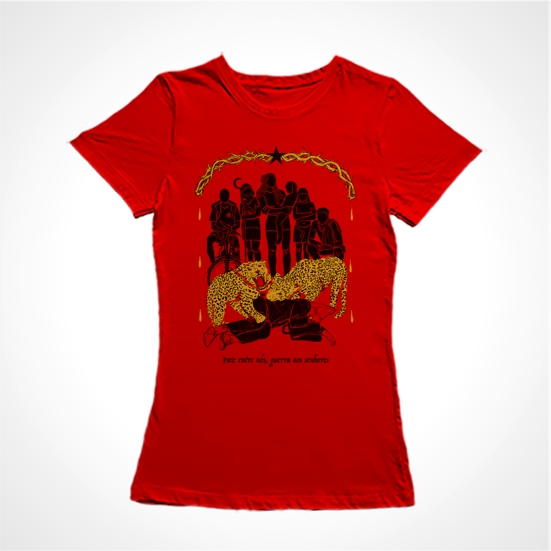 Camiseta Baby Look Estampa:Moldura superior com espinhos e uma estrela preta no meio. Seis personagens são apresentados num arco: o entregador de delivery com uma camiseta do PT, uma agricultora com uma foice, uma mulher de dreads com uma criança de colo, uma indígena de braços cruzados e um rapaz agachado sem camisa. Eles assistem duas onças atacarem um executivo com chapéu da ku klux klan. Detalhe pra cruz de ferro na sua meia. Abaixo está escrito: paz entre nós, guerra aos senhores.