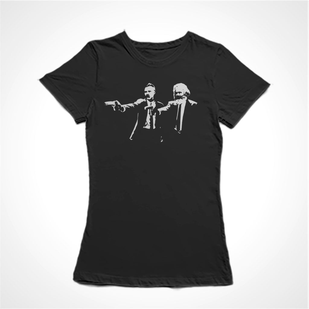 Camiseta Baby Look Estampa:  Karl Marx e Friedrich Nietzsche como se fossem personagens de Pulp Fiction empunhando revólveres.