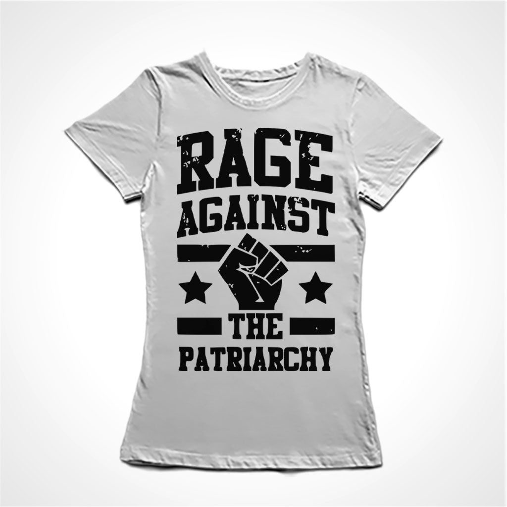 Camiseta Baby Look Estampa:  texto Rage Against The Patriarchy com punho cerrado no meio com duas estrelas, uma de cada lado, e duas linhas paralelas