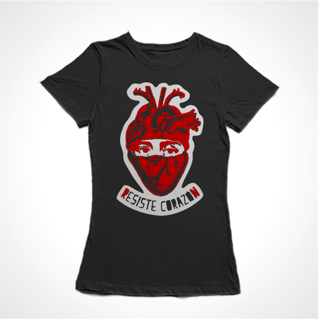Camiseta Baby Look Estampa: cara mascarada por um coração sobreposto. Embaixo está escrito: resiste corazón