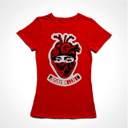 Camiseta Baby Look Estampa: cara mascarada por um coração sobreposto. Embaixo está escrito: resiste corazón