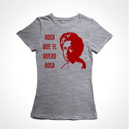 Camiseta Baby Look. Estampa: texto à esquerda: Rosa que te quero rosa, à direita o rosto de Rosa Luxemburgo