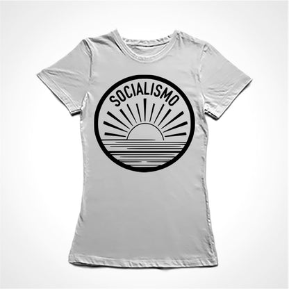 Camiseta Baby Look  Estampa: mar, sol e texto SOCIALISMO acima envoltos por um círculo traçado