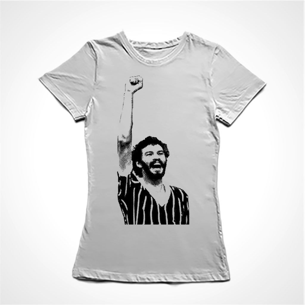 Camiseta Baby Look Estampa:  Imagem eternizada do jogador de futebol Sócrates erguendo o punho cerrado numa partida de futebol.