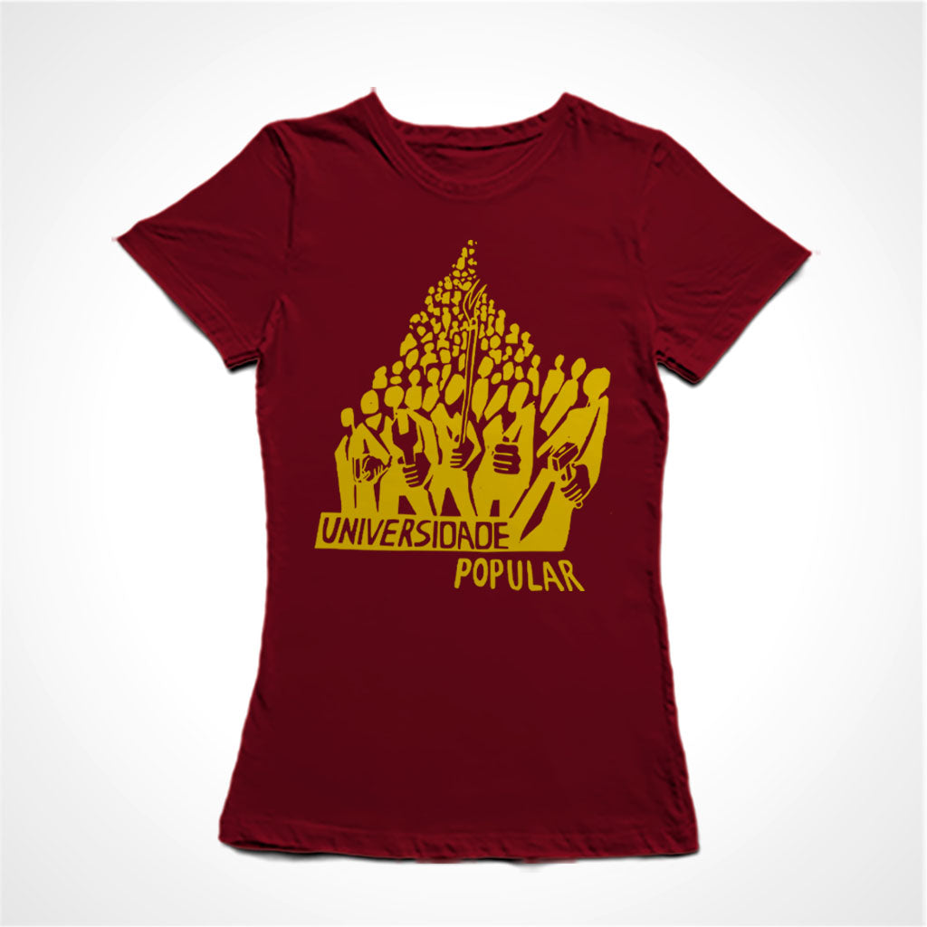 Camiseta Baby Look Estampa:  Marcha de pessoas com símbolos proletários, campesinos e comunistas. Embaixo o texto: Universidade popular.