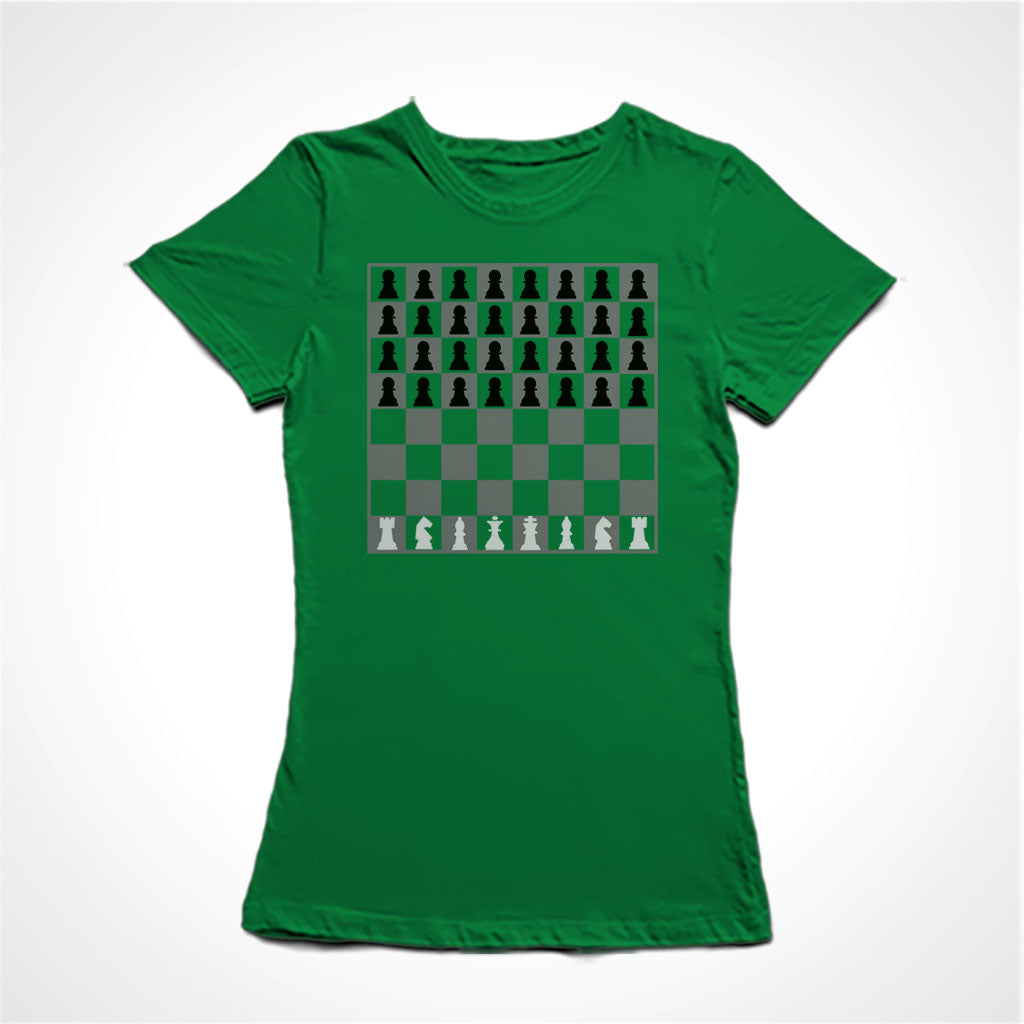 Camiseta Baby Look Estampa: Tabuleiro de xadrez onde de um lado estão muitos peões(4 fileiras) e do outro as peças aristocráticas.