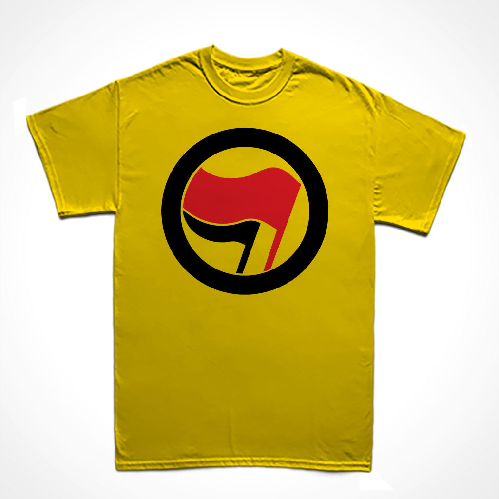 Camiseta básica Amarela Símbolo pequeno na altura do peito à direita da Ação Antifascista. Uma bandeira menor e outra maior envoltas por um círculo. 
