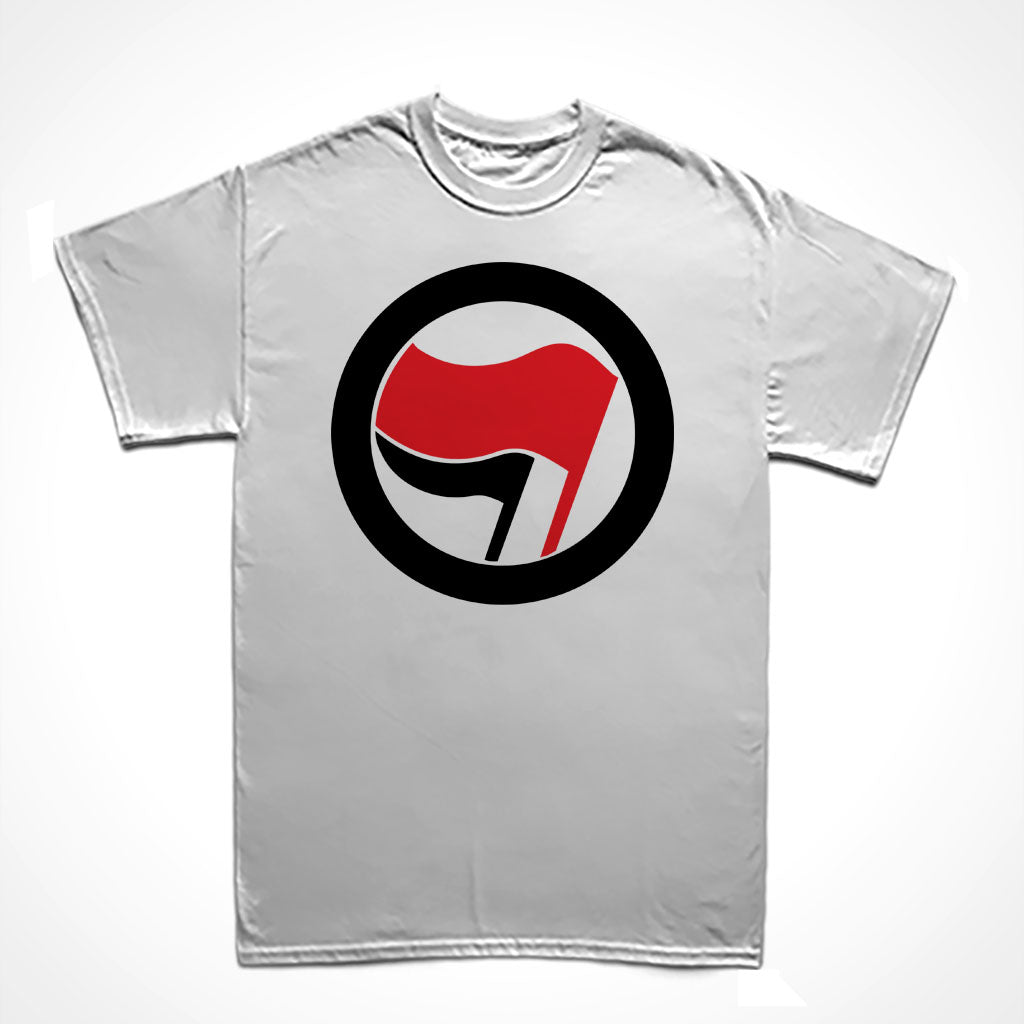 Camiseta básica Branca Símbolo pequeno na altura do peito à direita da Ação Antifascista. Uma bandeira menor e outra maior envoltas por um círculo. 