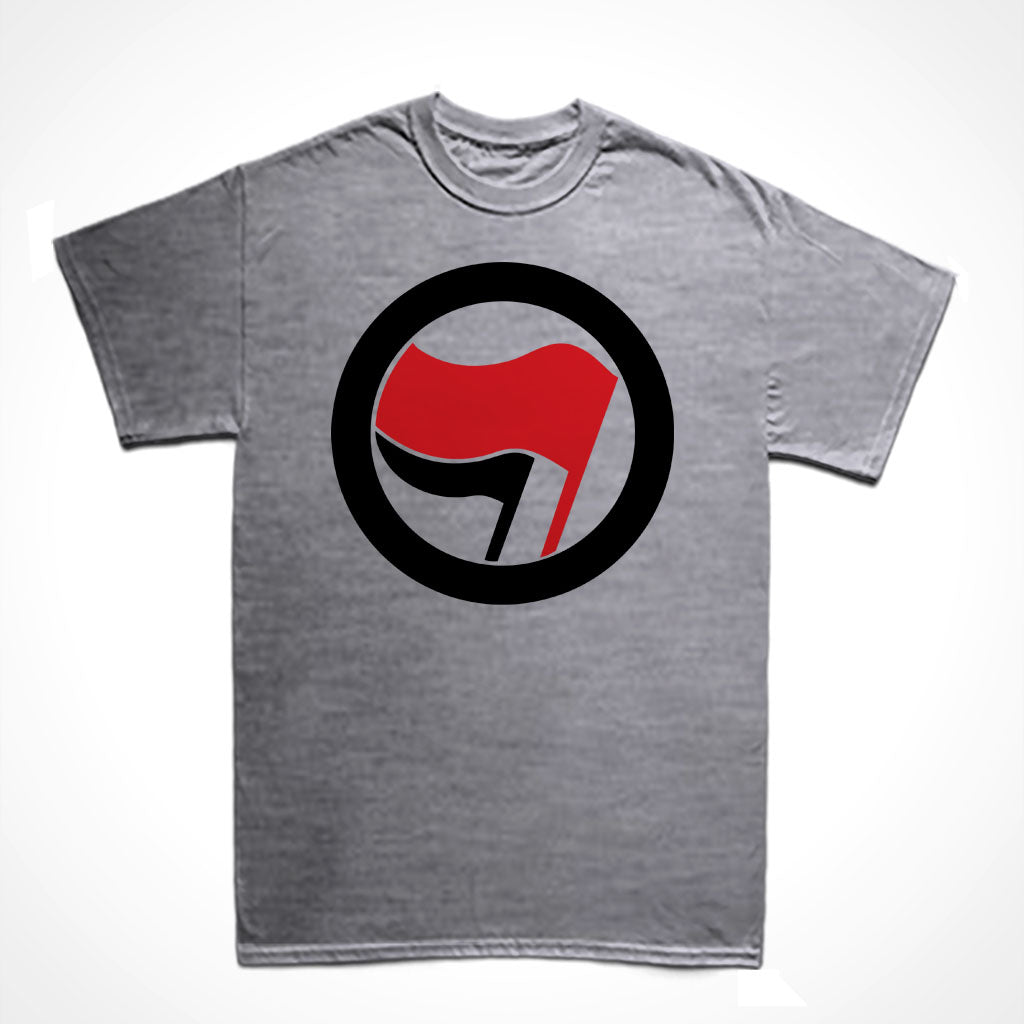 Camiseta básica Cinza Símbolo pequeno na altura do peito à direita da Ação Antifascista. Uma bandeira menor e outra maior envoltas por um círculo. 